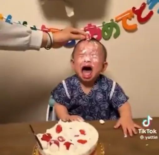 日本女人把1岁小孩头部塞进蛋糕，周围人却狂笑不止！连日娱女星都直呼心碎……