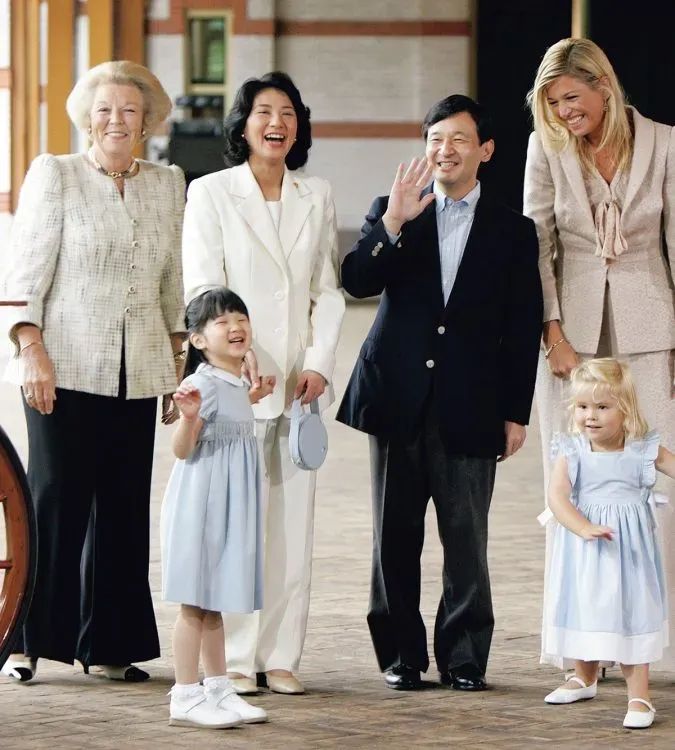 “这一生我会用尽全力守护你”：日本天皇夫妇成婚33周年，重温两人那些治愈温柔的笑容
