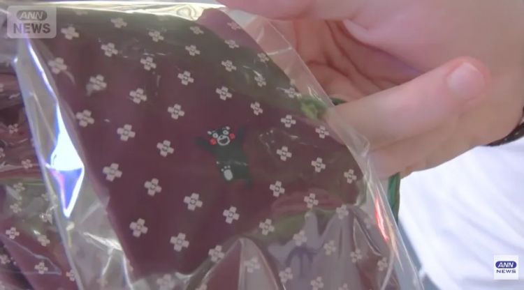 熊本熊成时尚单品、电车扶手带回家健身？这届去日本的欧美游客，都在买什么离谱伴手礼？