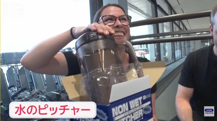 熊本熊成时尚单品、电车扶手带回家健身？这届去日本的欧美游客，都在买什么离谱伴手礼？