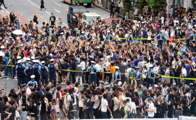 日本队世界杯完胜引发涩谷街头狂欢 人群失控致现场混乱