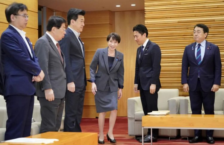 第293期：高市早苗G7遇冷 冲绳演讲嘘声一片？日本上调5倍签证费；日本国脚与人气偶像4年恋情告吹？AKB又有人剃光头？| 百通板