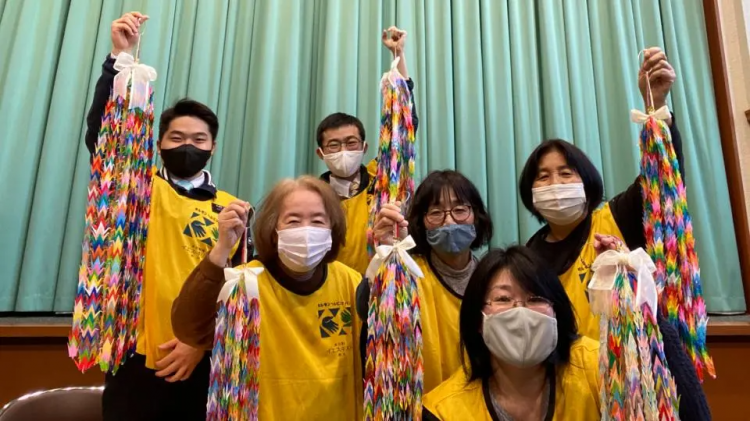 日本民众折千纸鹤献“爱心”，高市早苗俯瞰灾区感叹“活着真好”？！熊本哀嚎：都是废