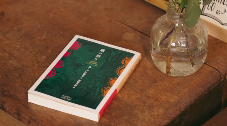 被东京快节奏逼疯的年轻人，在一间“秘密花园”里找到了焦虑的解药……