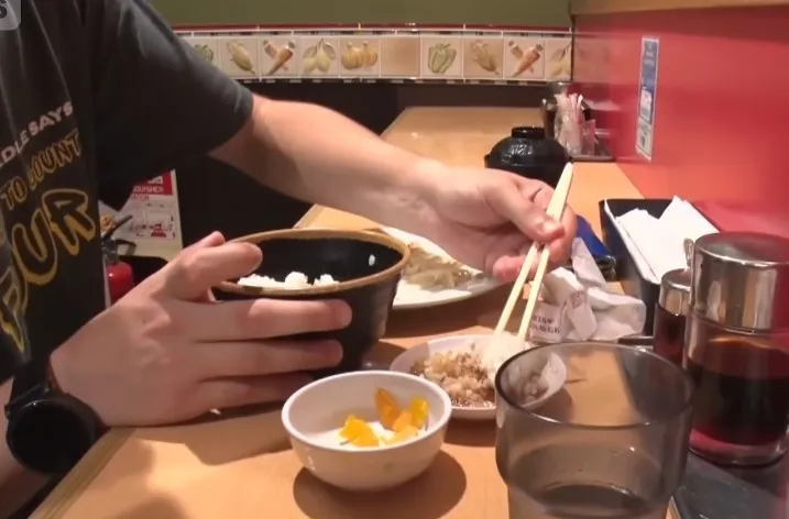 日本网红店饺子再次“违背祖宗”，却让欧美游客狂流口水？网友：这都是什么鬼东西…