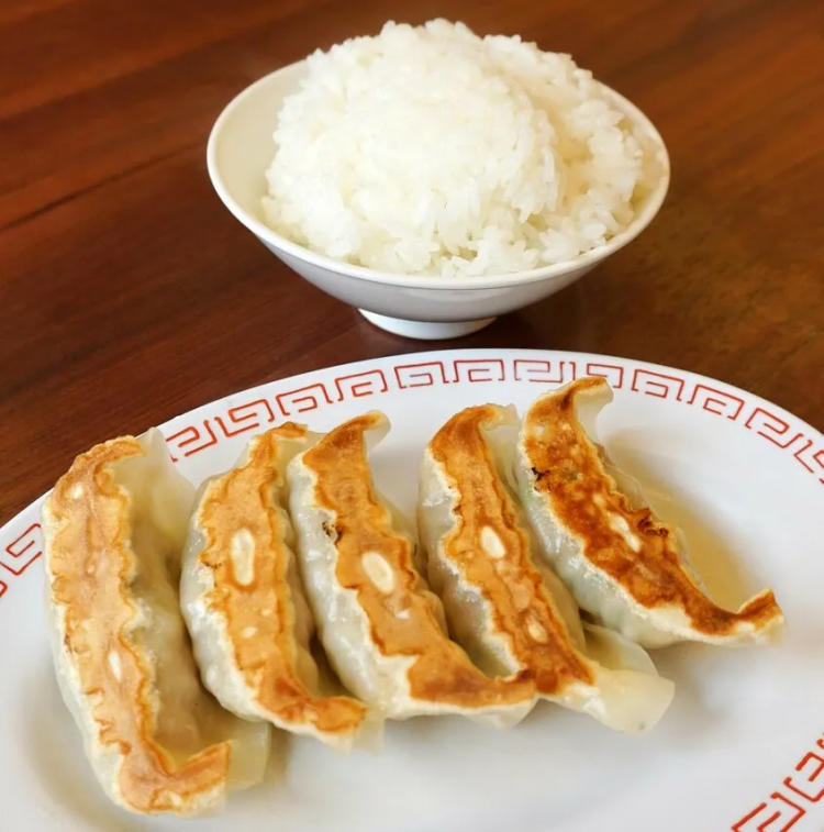 日本网红店饺子再次“违背祖宗”，却让欧美游客狂流口水？网友：这都是什么鬼东西…